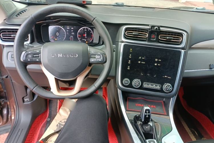 Used Lynk & Co 01 2017 2.0T Two-Wheel-Drive Version Center Console