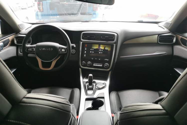 Used Lynk & Co 01 2017 2.0T Two-Wheel Drive Pro Edition Center Console