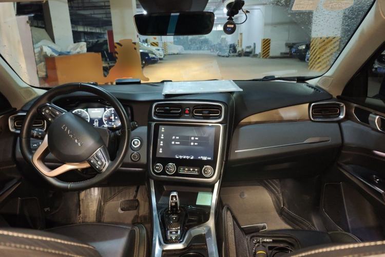 Used Lynk & Co 01 2017 2.0T Two-Wheel-Drive Version Center Console