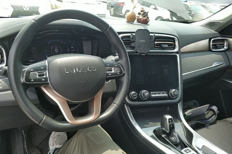 Used Lynk & Co 01 2017 2.0T Two-Wheel Drive Pro Edition Center Console