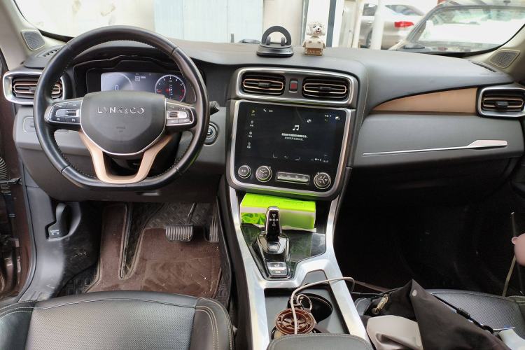 Used Lynk & Co 01 2017 2.0T Two-Wheel Drive Pro Edition Center Console