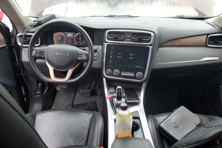 Used Lynk & Co 01 2017 2.0T Two-Wheel-Drive Version Center Console