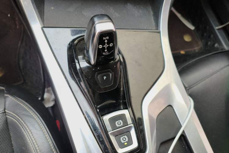 Used Lynk & Co 01 2017 2.0T Two-Wheel Drive Pro Edition Gear Lever