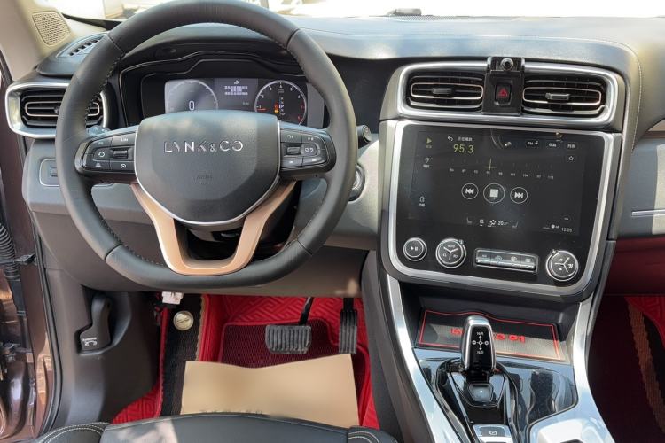 Used Lynk & Co 01 2017 2.0T Two-Wheel-Drive Version Interior 4