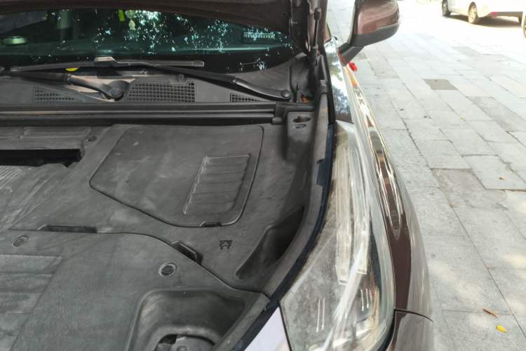 Used Lynk & Co 01 2017 2.0T Two-Wheel-Drive Version Engine Bay Left