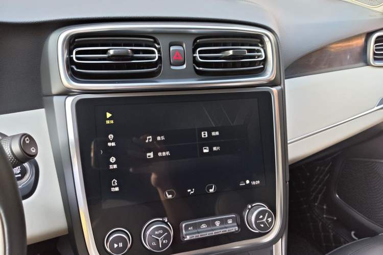 Used Lynk & Co 01 2017 2.0T Two-Wheel Drive Zhaopu Version Audio And AC Panel