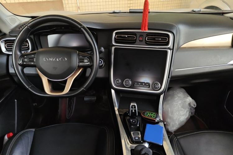 Used Lynk & Co 01 2017 2.0T Two-Wheel-Drive Version Center Console