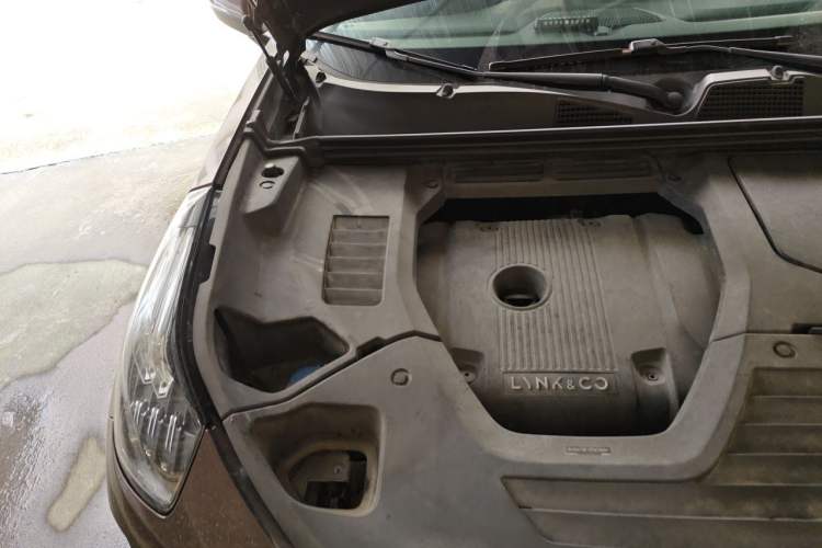 Used Lynk & Co 01 2017 2.0T Two-Wheel-Drive Version Engine Bay Right