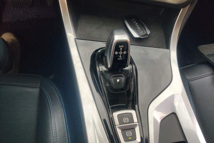 Used Lynk & Co 01 2017 2.0T Two-Wheel Drive Zhaopu Version Gear Lever