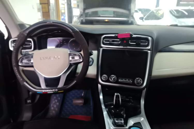 Used Lynk & Co 01 2017 2.0T Two-Wheel Drive Zhaopu Version Center Console