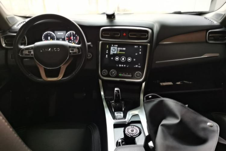 Used Lynk & Co 01 2017 2.0T Two-Wheel Drive Pro Edition Center Console