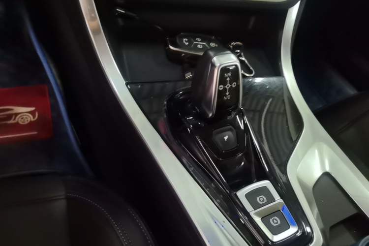 Used Lynk & Co 01 2017 2.0T Two-Wheel Drive Zhaopu Version Gear Lever