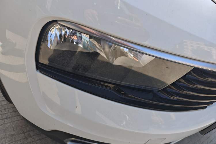Used Lynk & Co 01 2017 2.0T Two-Wheel-Drive Version Right Front Headlight