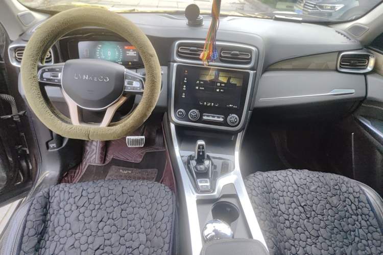 Used Lynk & Co 01 2017 2.0T Two-Wheel Drive Pro Edition Center Console