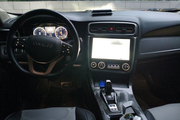 Used Lynk & Co 01 2017 2.0T Two-Wheel-Drive Version Center Console