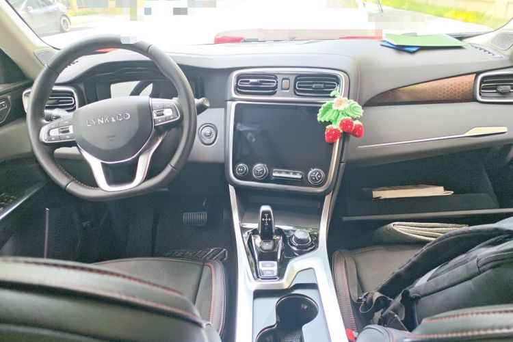 Used Lynk & Co 01 2017 2.0T Four-Wheel Drive Pro Edition Center Console