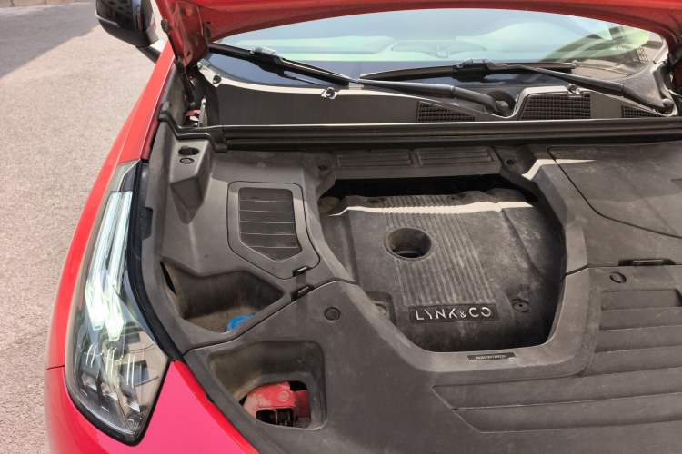 Used Lynk & Co 01 2017 2.0T Four-Wheel Drive Pro Edition Engine Bay Right
