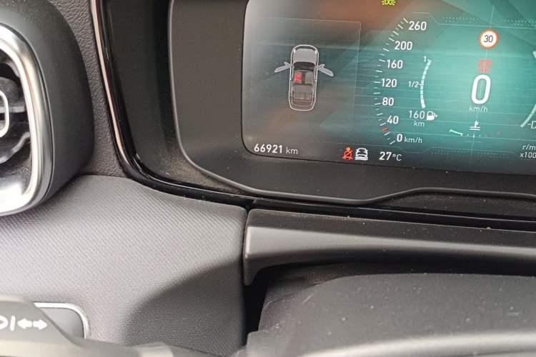 Used Lynk & Co 01 2017 2.0T Four-Wheel Drive Pro Edition Odometer Close Up