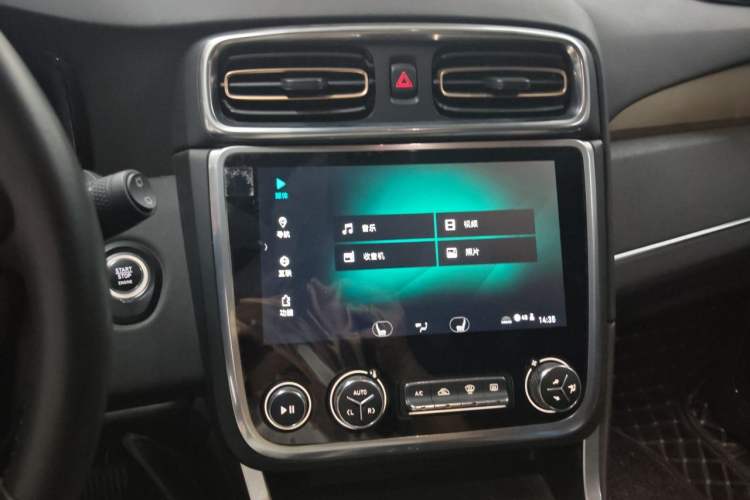 Used Lynk & Co 01 2017 2.0T Two-Wheel-Drive Version Audio And AC Panel