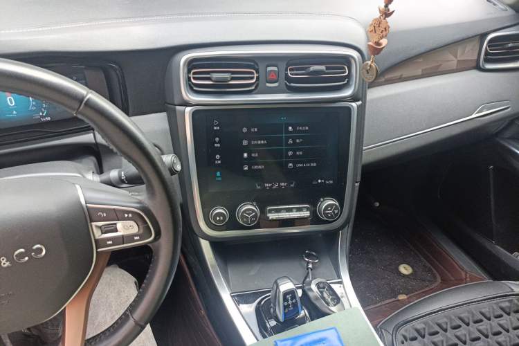Used Lynk & Co 01 2017 2.0T Two-Wheel Drive Pro Edition Audio And AC Panel