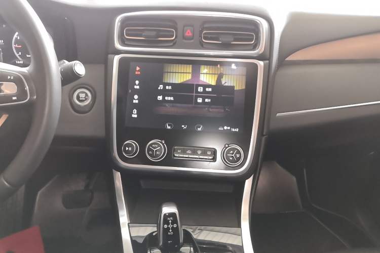 Used Lynk & Co 01 2017 2.0T Two-Wheel Drive Pro Edition Audio And AC Panel