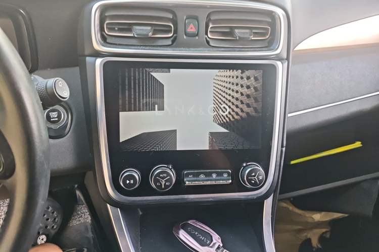 Used Lynk & Co 01 2017 2.0T Two-Wheel-Drive Version Audio And AC Panel
