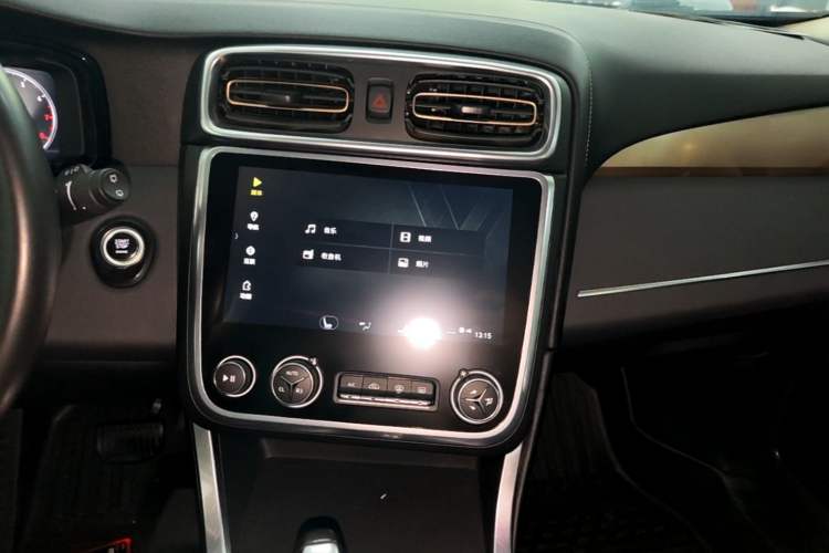 Used Lynk & Co 01 2017 2.0T Two-Wheel Drive Pro Edition Audio And AC Panel