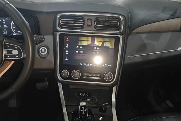 Used Lynk & Co 01 2017 2.0T Two-Wheel Drive Pro Edition Audio And AC Panel