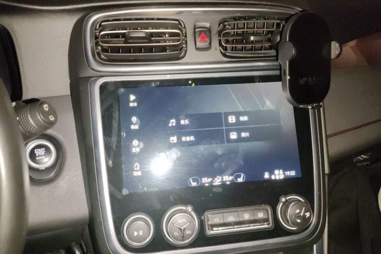 Used Lynk & Co 01 2017 2.0T Two-Wheel-Drive Version Audio And AC Panel