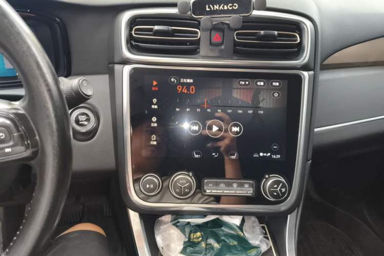 Used Lynk & Co 01 2017 2.0T Two-Wheel-Drive Version Audio And AC Panel