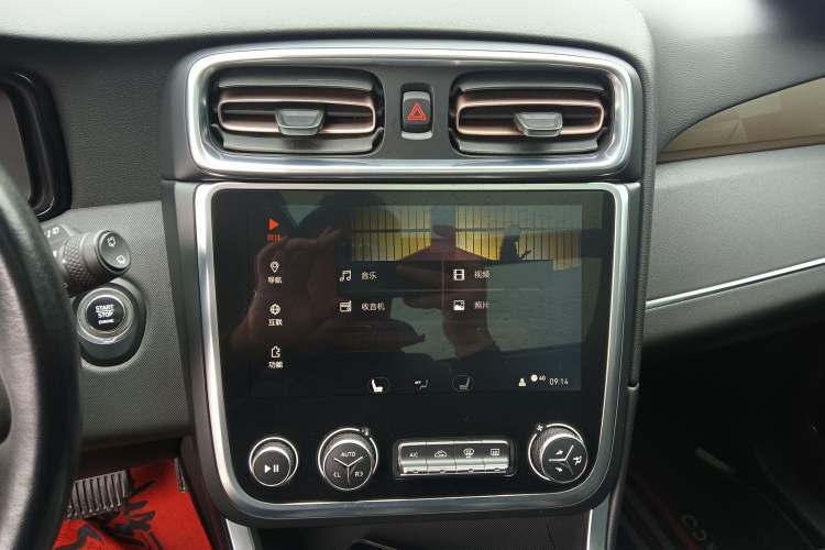 Used Lynk & Co 01 2017 2.0T Two-Wheel-Drive Version Audio And AC Panel