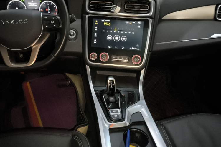 Used Lynk & Co 01 2017 2.0T Two-Wheel-Drive Version Audio And AC Panel