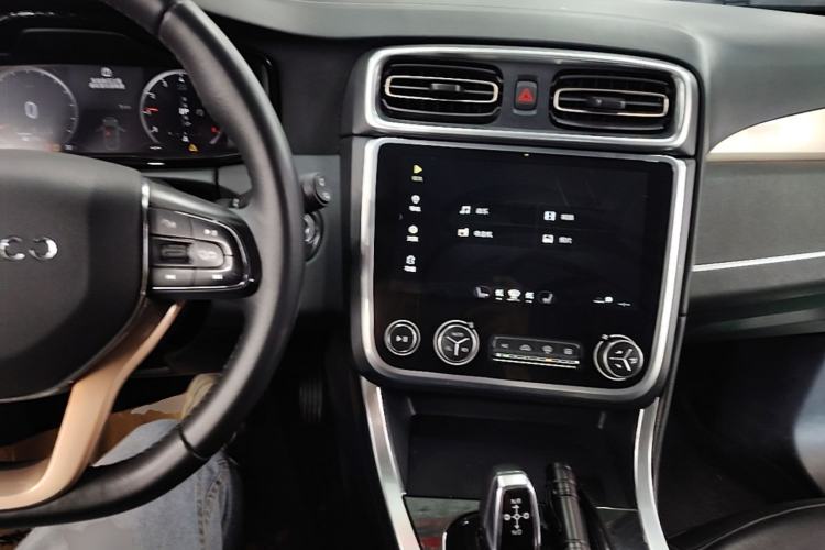 Used Lynk & Co 01 2017 2.0T Two-Wheel-Drive Version Center Console