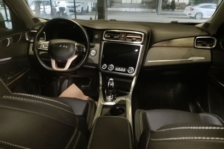 Used Lynk & Co 01 2017 2.0T Two-Wheel Drive Pro Edition Center Console
