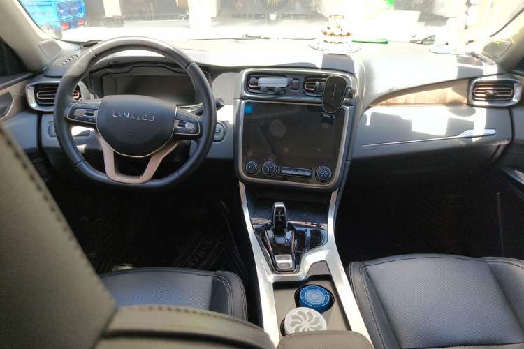 Used Lynk & Co 01 2017 2.0T Two-Wheel Drive Pro Edition Center Console