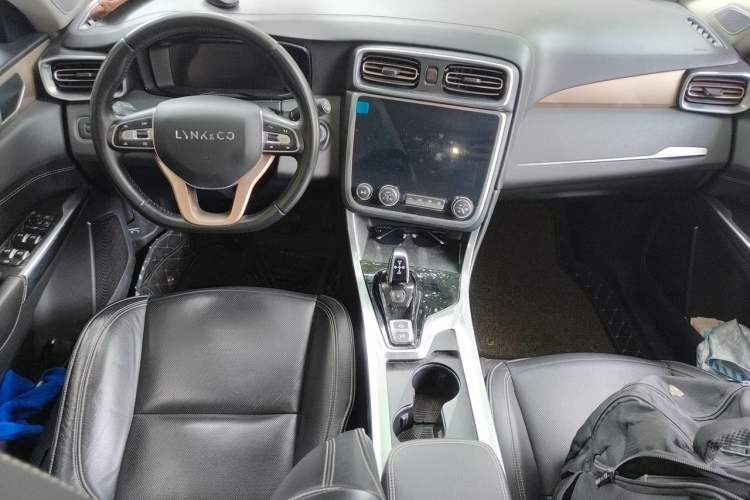 Used Lynk & Co 01 2017 2.0T Two-Wheel Drive Pro Edition Center Console