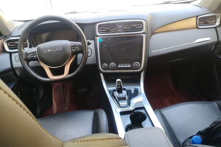 Used Lynk & Co 01 2017 2.0T Two-Wheel-Drive Version Center Console