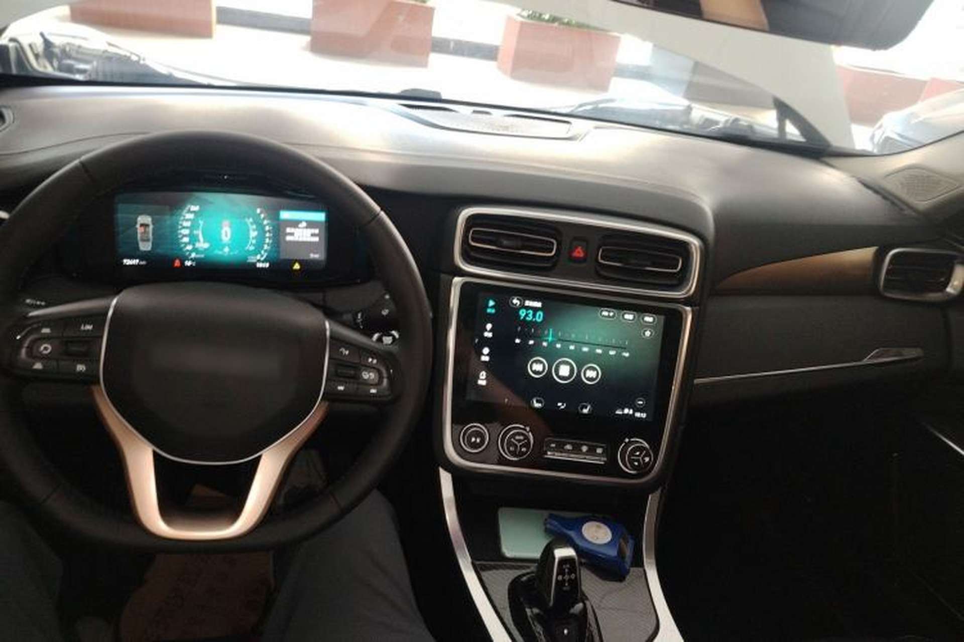 Used Lynk & Co 01 2017 2.0T Two-Wheel-Drive Version Center Console
