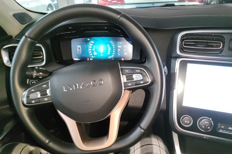 Used Lynk & Co 01 2017 2.0T Two-Wheel Drive Pro Edition Center Console