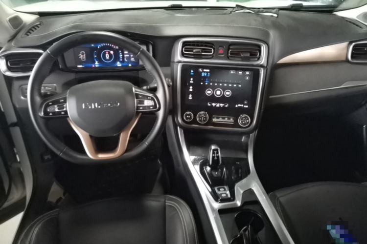 Used Lynk & Co 01 2017 2.0T Two-Wheel Drive Pro Edition Center Console