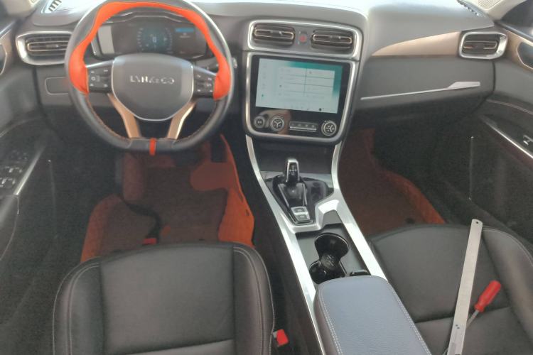 Used Lynk & Co 01 2017 2.0T Two-Wheel-Drive Version Center Console