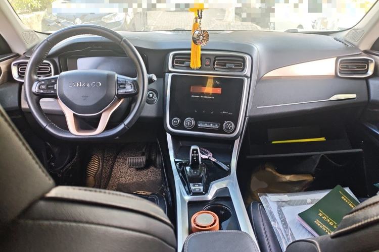 Used Lynk & Co 01 2017 2.0T Two-Wheel-Drive Version Center Console