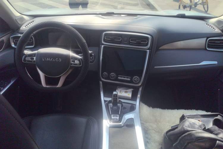 Used Lynk & Co 01 2017 2.0T Two-Wheel Drive Pro Edition Center Console