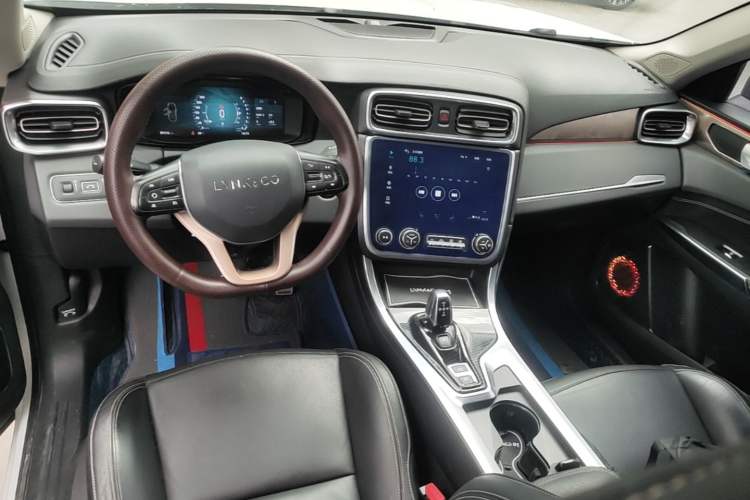 Used Lynk & Co 01 2017 2.0T Two-Wheel-Drive Version Center Console