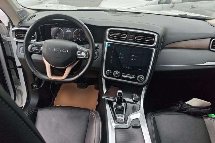 Used Lynk & Co 01 2017 2.0T Two-Wheel Drive Pro Edition Center Console