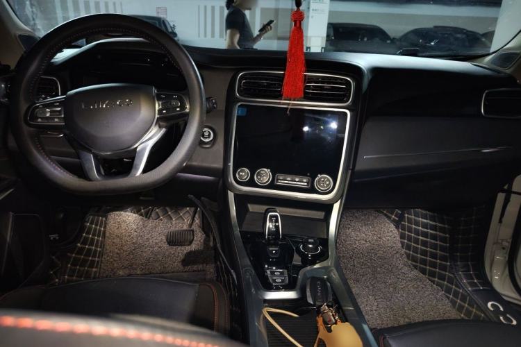 Used Lynk & Co 01 2017 2.0T Four-Wheel Drive Pro Edition Center Console