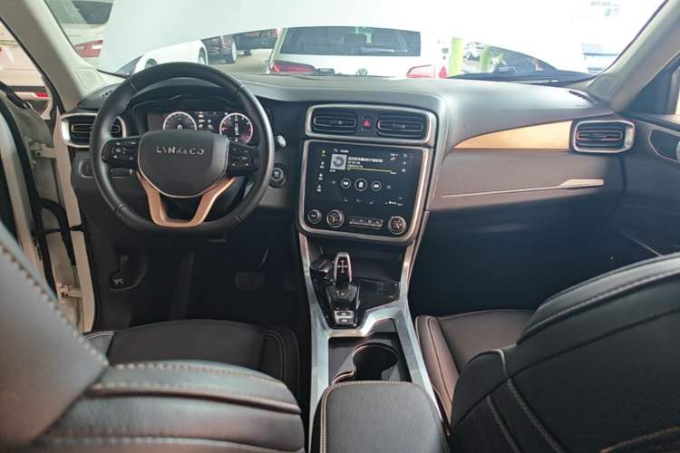 Used Lynk & Co 01 2017 2.0T Two-Wheel-Drive Version Center Console