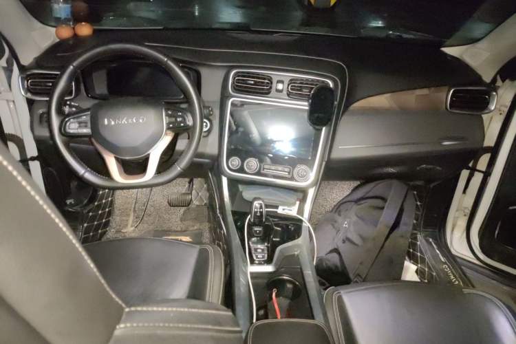 Used Lynk & Co 01 2017 2.0T Two-Wheel-Drive Version Center Console