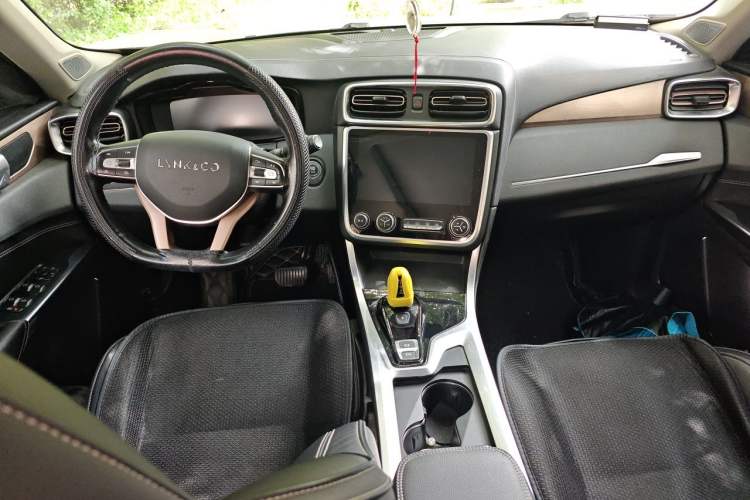 Used Lynk & Co 01 2017 2.0T Two-Wheel Drive Pro Edition Center Console