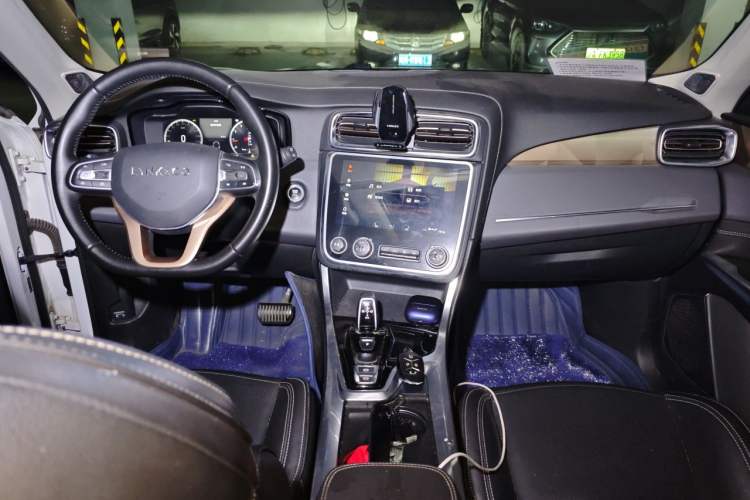 Used Lynk & Co 01 2017 2.0T Two-Wheel Drive Pro Edition Center Console